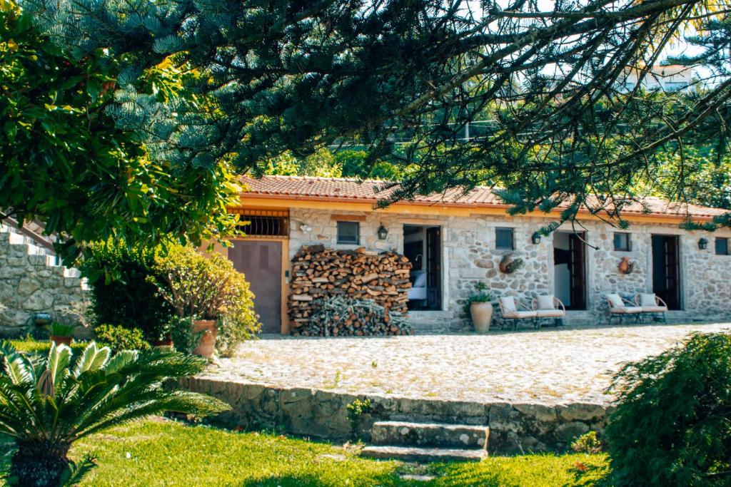 una vista esterna di una casa in pietra di The Quixote House a Caminha