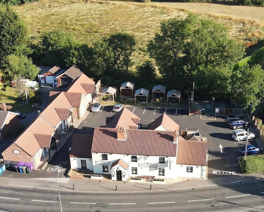 eine Luftansicht eines Hauses mit Parkplatz in der Unterkunft The Black Horse Inn in Gainsborough