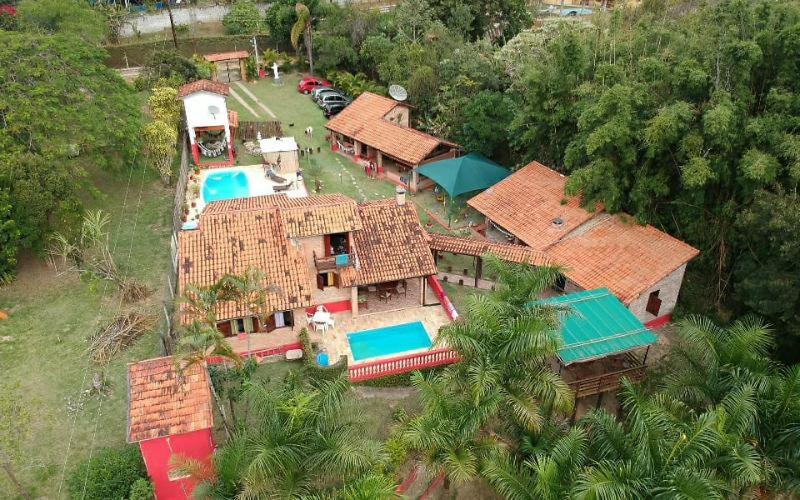 een luchtzicht op een huis met een zwembad bij Nosso Recanto Gaúcho Paraíso no interior Guaratinguetá Aparecida in Guaratinguetá