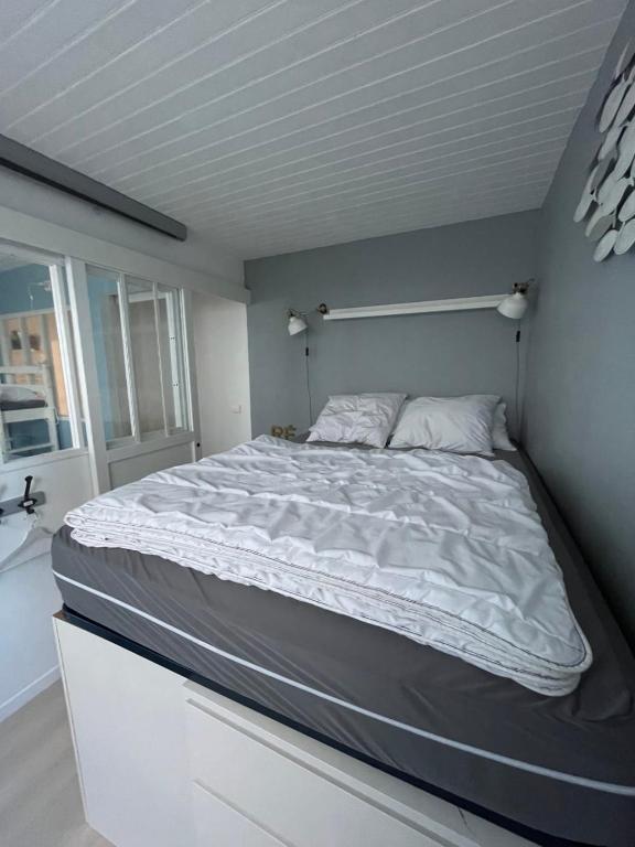 Posteľ alebo postele v izbe v ubytovaní Cosy Apartment In The Center Of La Flotte