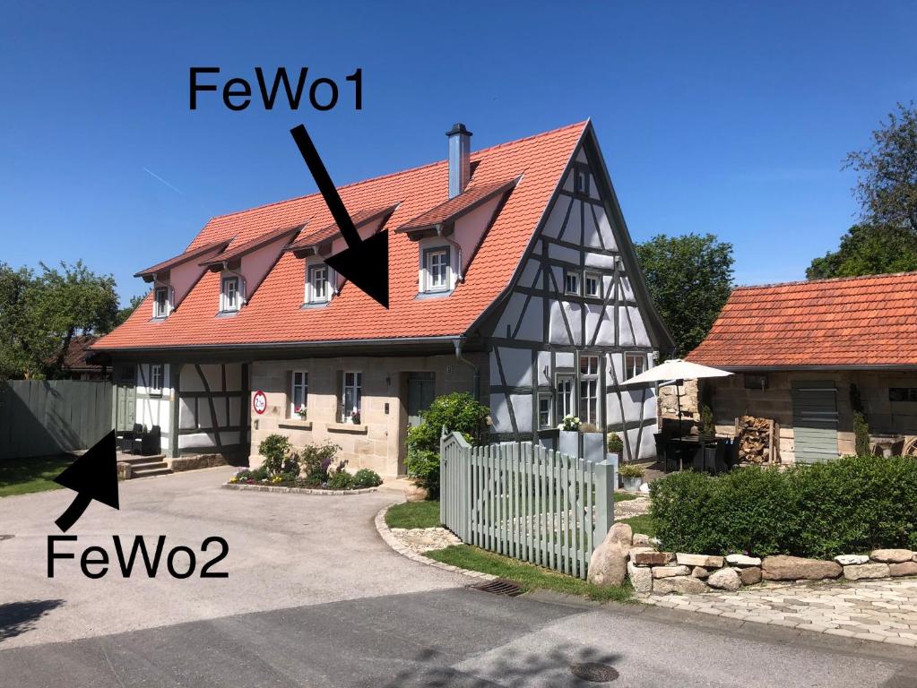 une maison avec le mot f toit et le mot twot dans l'établissement Ferienhaus Hassgautor, à Aidhausen