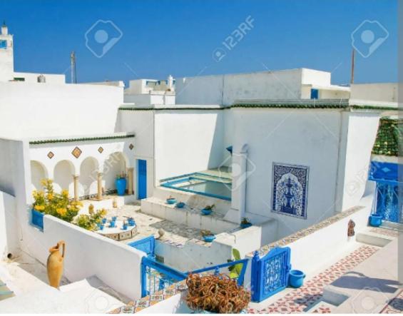 uma vista para um edifício com azul e branco em Dar zmen em Tunes