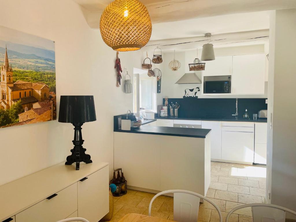 Kuchyň nebo kuchyňský kout v ubytování VILLA BEL - Entre paradis et vignes
