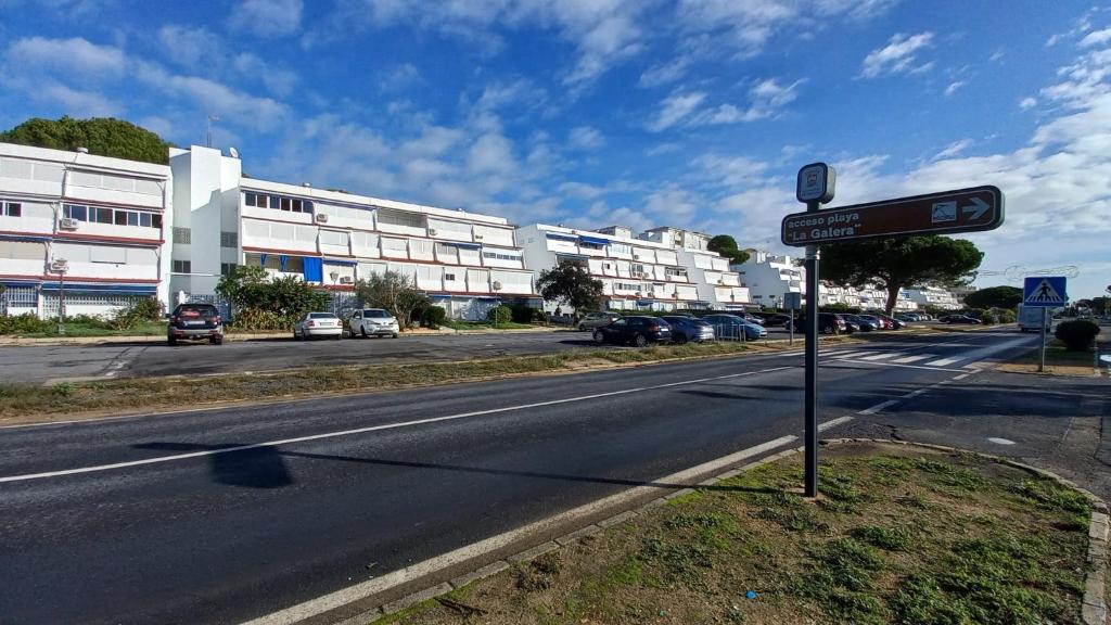 un letrero de la calle al costado de una carretera en Apartamento moderno frente a la playa San Miguel, en El Rompido