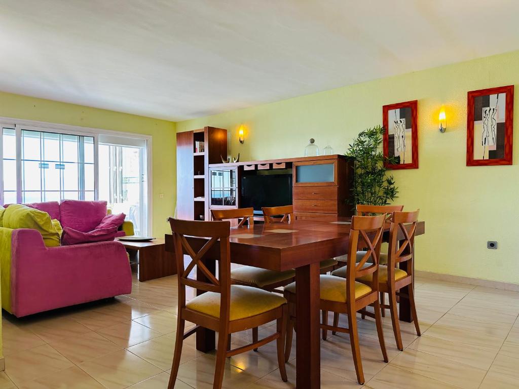 Televízia a/alebo spoločenská miestnosť v ubytovaní Home Rits Salou