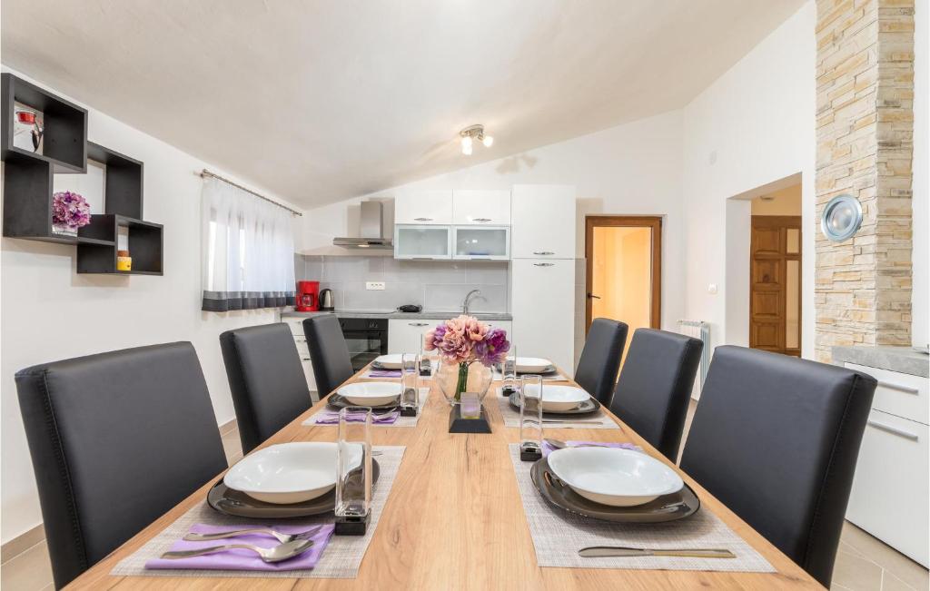 Kuchnia lub aneks kuchenny w obiekcie Gorgeous Home In Divsici With Wifi