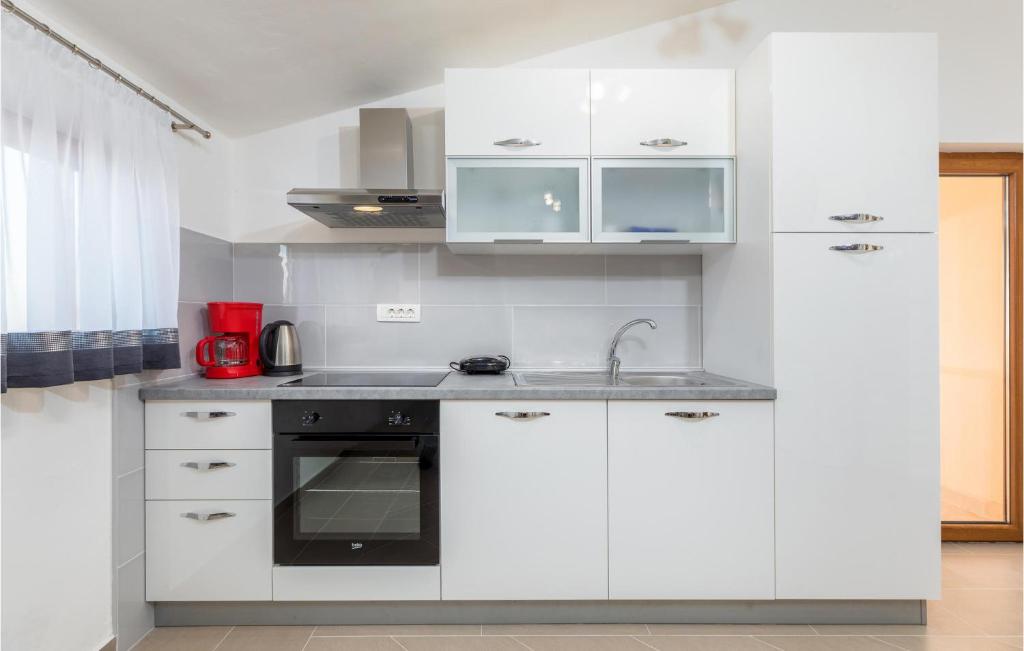 Kuchnia lub aneks kuchenny w obiekcie Gorgeous Home In Divsici With Wifi