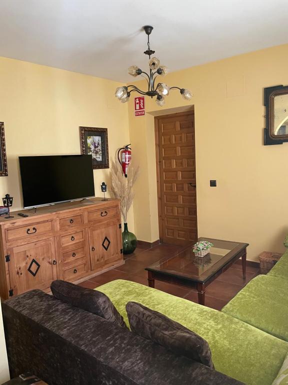 TV a/nebo společenská místnost v ubytování Casa Rural Las Huertas de Buendia