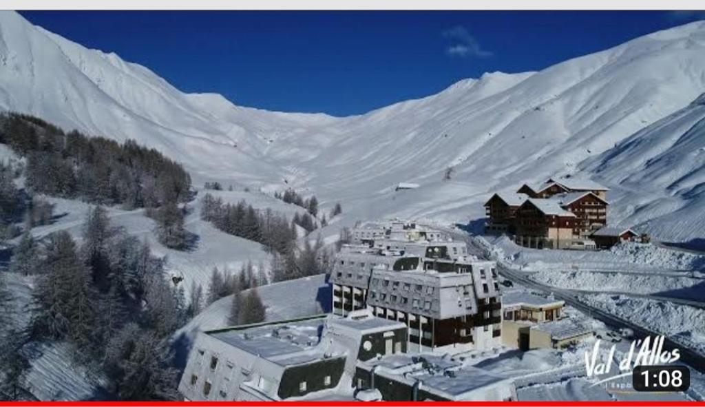 a building in the snow on a snowy mountain at L ANTARES residence les etoiles la foux d allos joli studio 4 couchages in La Foux