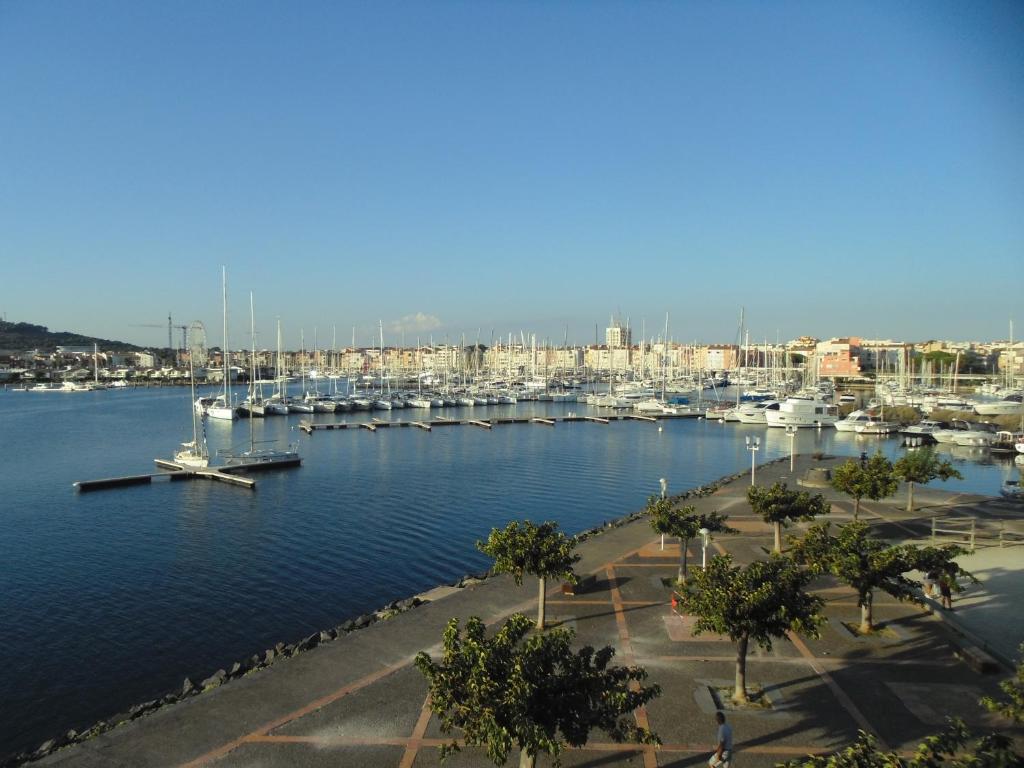 a marina with boats in the water and a city at Vue Mer 180° Parking+Lave-Linge+Proche Plages+Piscine in Cap d&#39;Agde