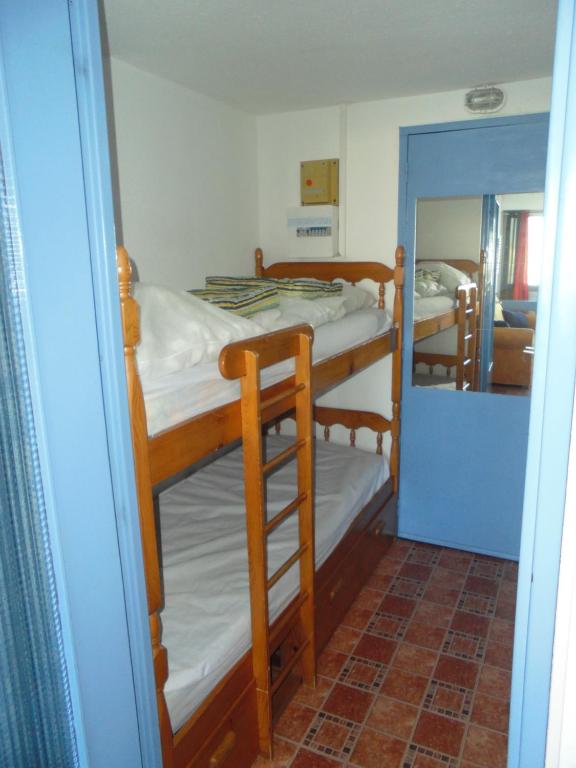 a room with two bunk beds and a mirror at Vue Mer 180° Parking+Lave-Linge+Proche Plages+Piscine in Cap d&#39;Agde