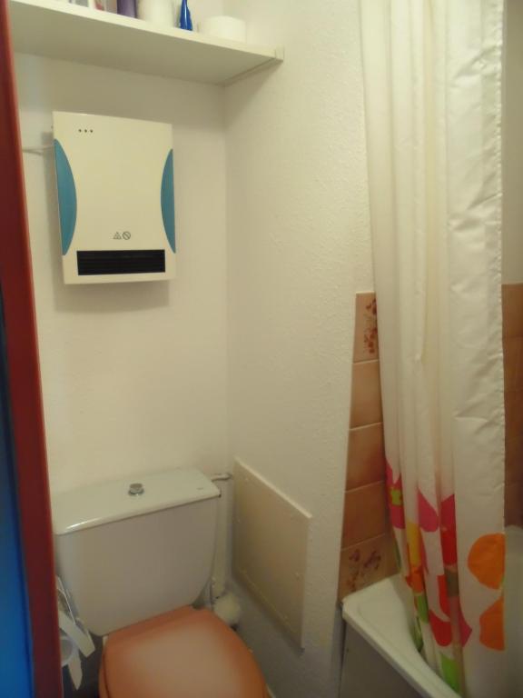 a small bathroom with a toilet and a shower at Vue Mer 180° Parking+Lave-Linge+Proche Plages+Piscine in Cap d&#39;Agde