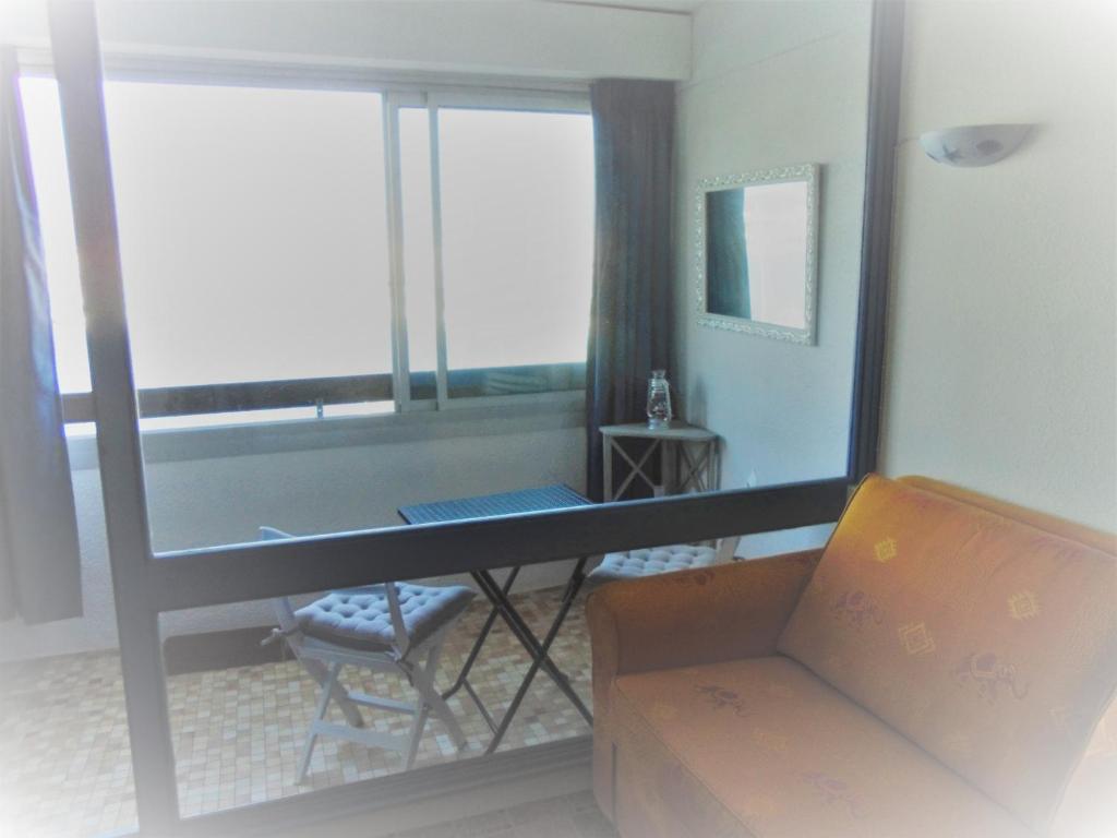 a desk in a room with a chair and a mirror at Vue Mer 180° Parking+Lave-Linge+Proche Plages+Piscine in Cap d&#39;Agde