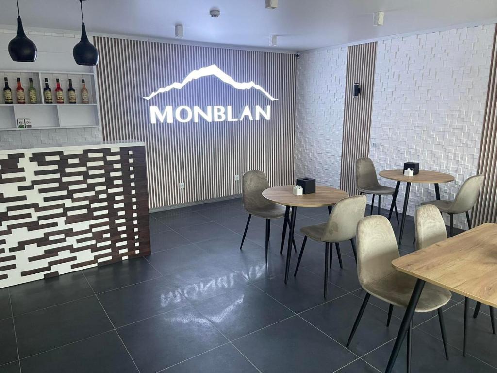 Restaurace v ubytování Отель MONBLAN