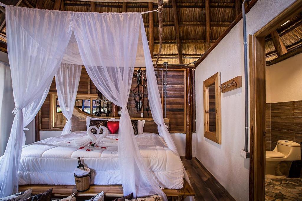 Ένα ή περισσότερα κρεβάτια σε δωμάτιο στο Hotel MadreSierra Parque Tayrona