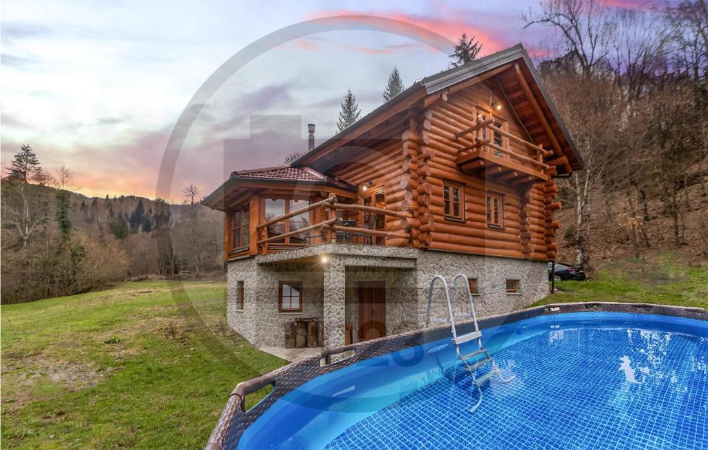 ein Blockhaus mit einem Pool davor in der Unterkunft 3 Bedroom Nice Home In Cabar in Čabar