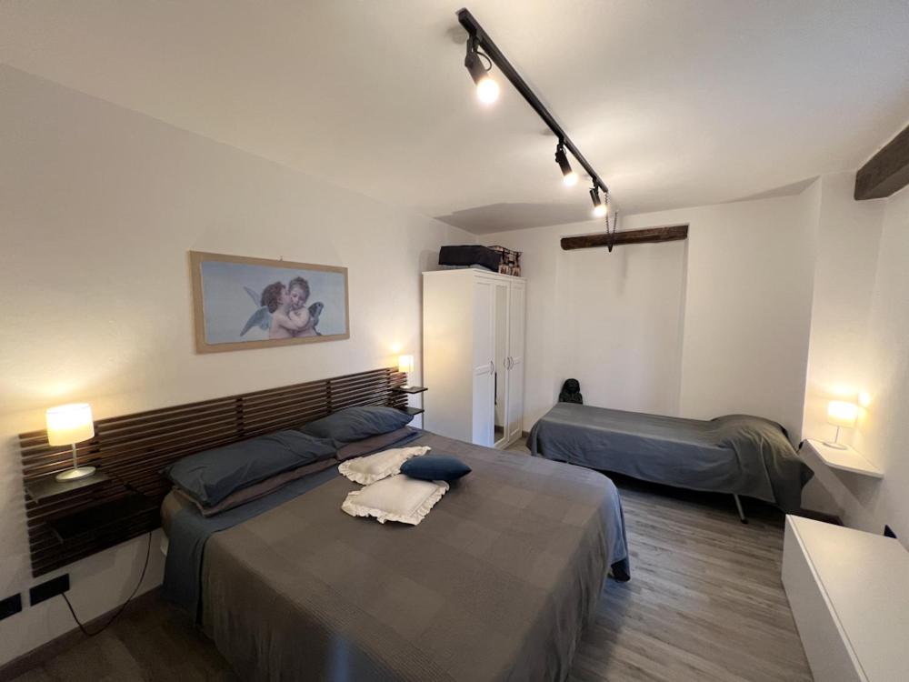 SubbianoにあるStanze Bluのベッドルーム(ベッド2台、ランプ2つ付)