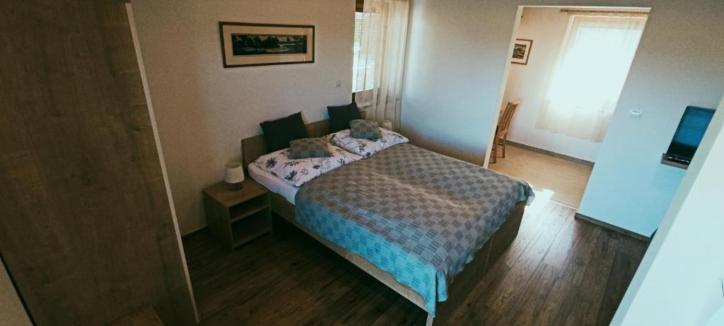 1 dormitorio pequeño con 1 cama en una habitación en DREVENÝ APARTMÁN Slovenský raj, en Hrabušice