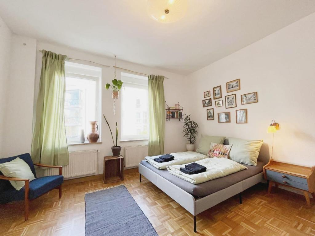 ein Schlafzimmer mit einem Bett, einem Sofa und einem Fenster in der Unterkunft Appartement Buntspecht in Erfurt