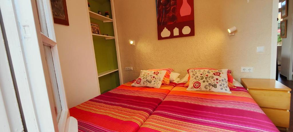 Posteľ alebo postele v izbe v ubytovaní Casa con jardín a 30 metros de la playa. VC.