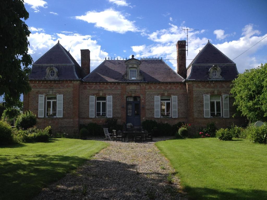 an old brick house with a lawn in front of it at B&B - Entre terre et mer in Frettecuisse