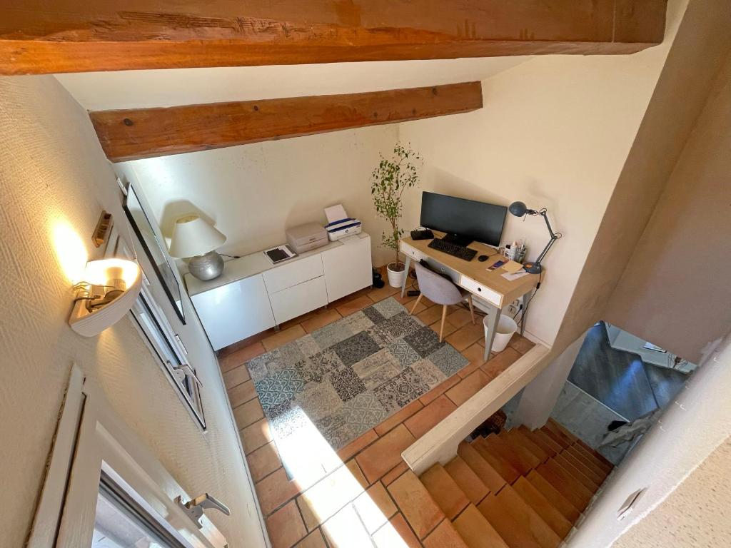Televízia a/alebo spoločenská miestnosť v ubytovaní Villa d'architecte avec piscine et grand jardin