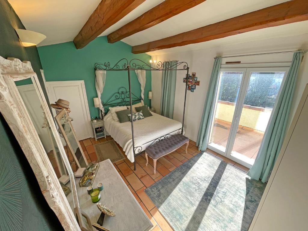 1 dormitorio con 1 cama con dosel de metal en Villa d&#39;architecte avec piscine et grand jardin, en Marsella
