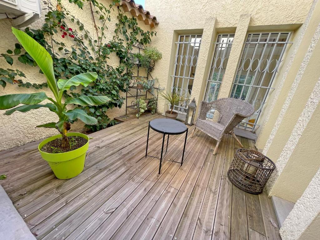 Balkón alebo terasa v ubytovaní Villa d'architecte avec piscine et grand jardin