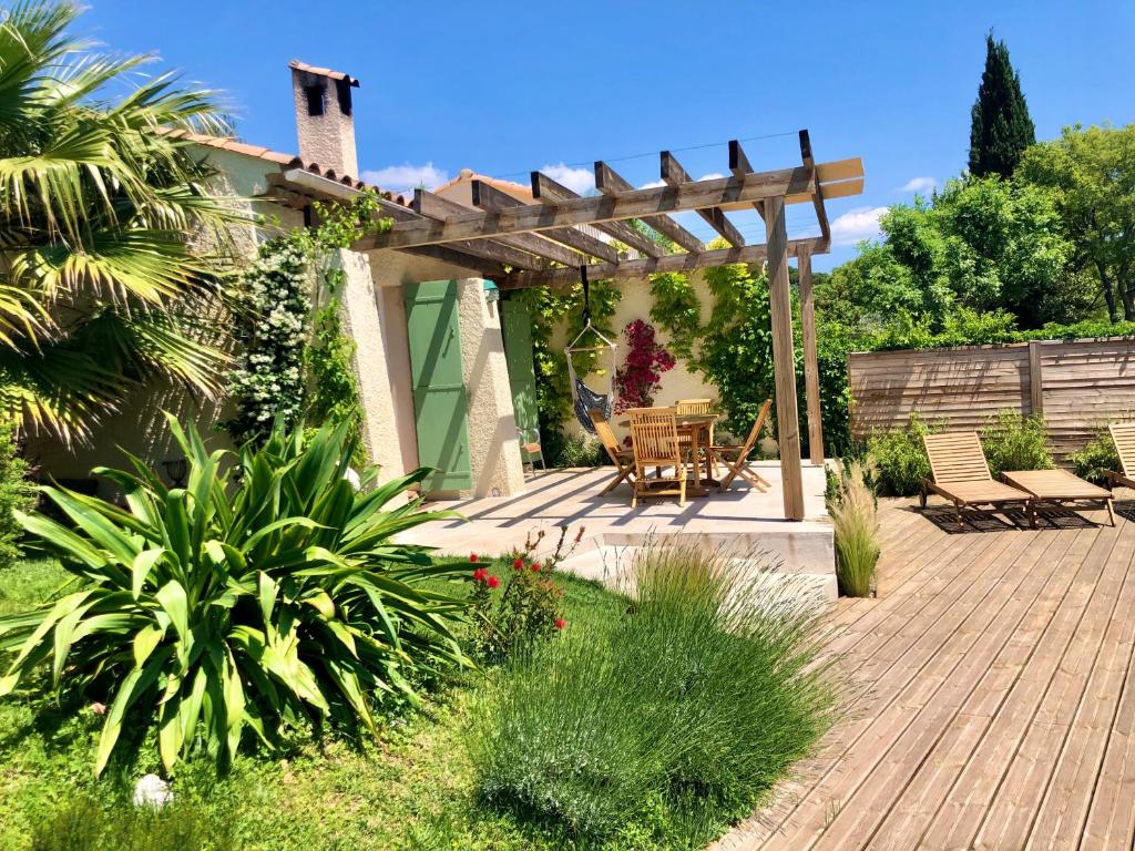 Vonkajšia záhrada v ubytovaní Villa d'architecte avec piscine et grand jardin