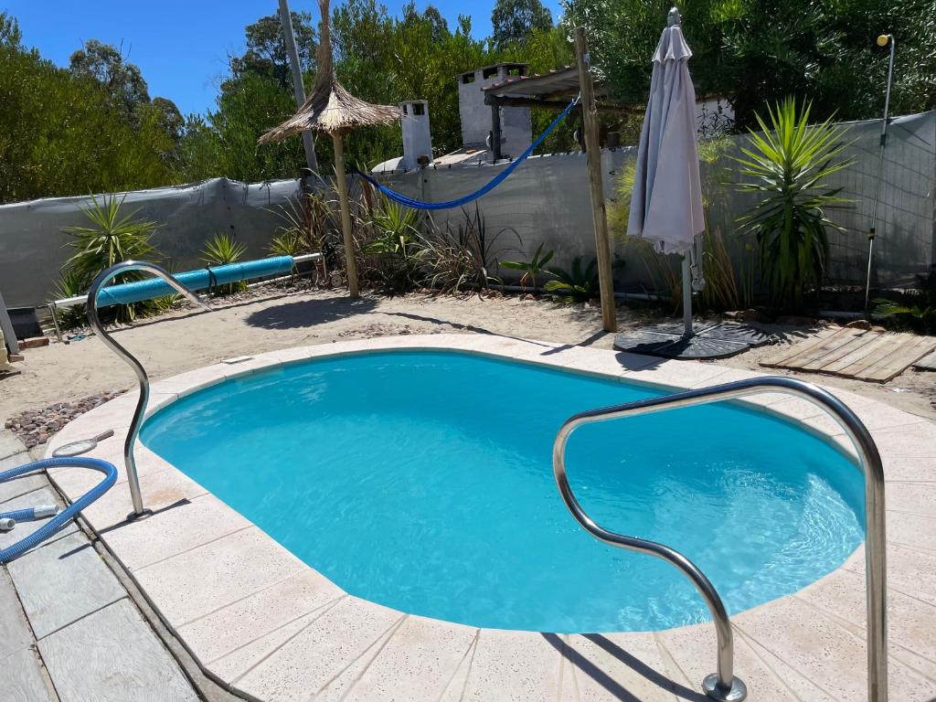 una piccola piscina con altalena e ombrellone di Los Fernández a Jaureguiberry