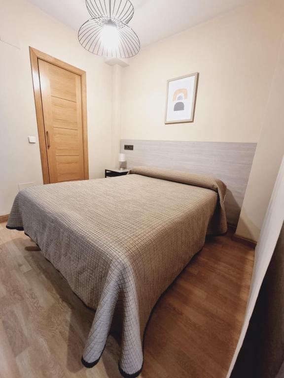 Apartamentos Salvia 4 في مدريد: غرفة نوم بسرير وثريا