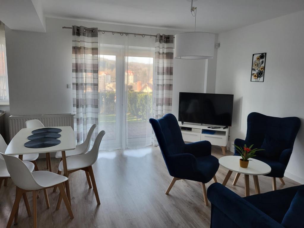 Televízia a/alebo spoločenská miestnosť v ubytovaní Apartament z widokiem-Bliżej Zdroju