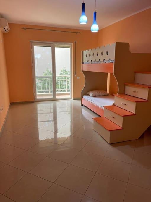 Lovely 2 bedroom unit with beach view - Image 2