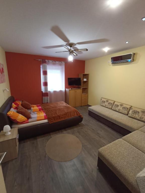 Telewizja i/lub zestaw kina domowego w obiekcie Borostyán Apartmanház