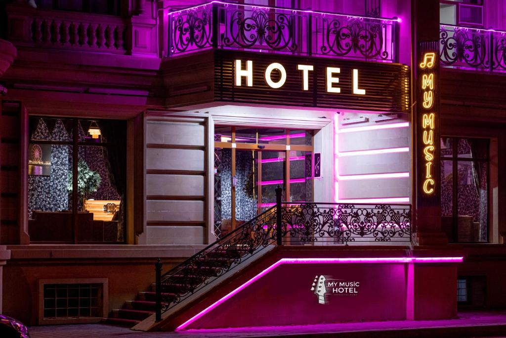 um hotel com iluminação roxa em frente em My Music Hotel Baku em Baku