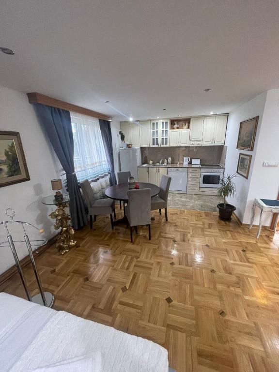 Kuchyň nebo kuchyňský kout v ubytování Petrov konak - apartman Aleksandra