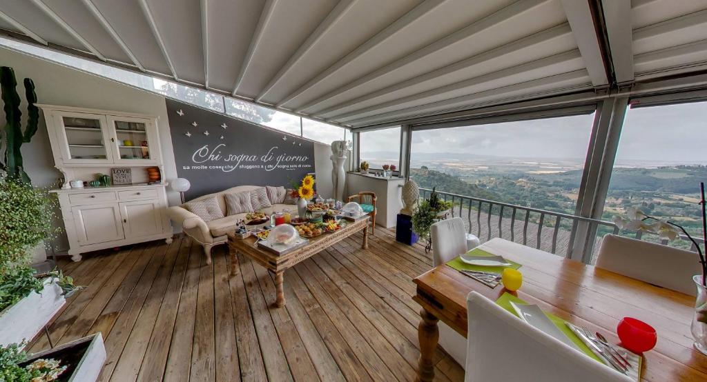 ein Wohnzimmer mit einem Sofa und einem Tisch in der Unterkunft Sestosenso Suites in Campiglia Marittima