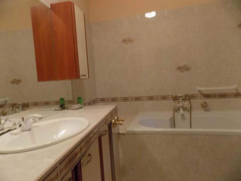 łazienka z umywalką i wanną w obiekcie Penzion Marjánka w mieście Hluboká nad Vltavou