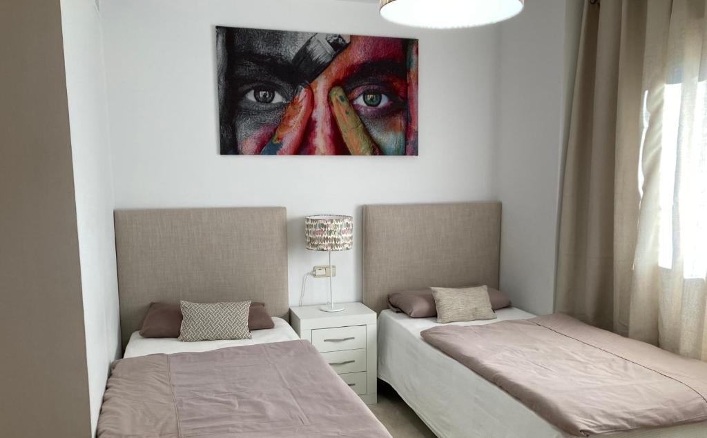Postel nebo postele na pokoji v ubytování Oasis Costalita Estepona I