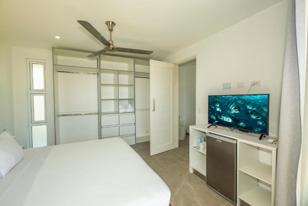 TV a/nebo společenská místnost v ubytování Adeluna Luxury Villas