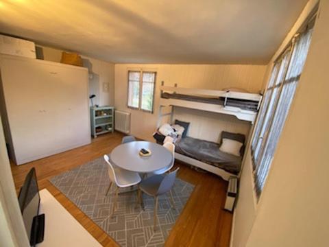 uma sala de estar com uma mesa e um beliche em Appartement Col de Latrape em Aulus-les-Bains