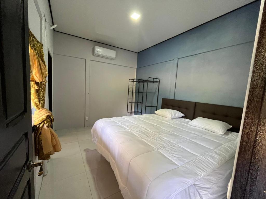 San JuanilloにあるCabina Don Luisのベッドルーム1室(青い壁の大きな白いベッド1台付)