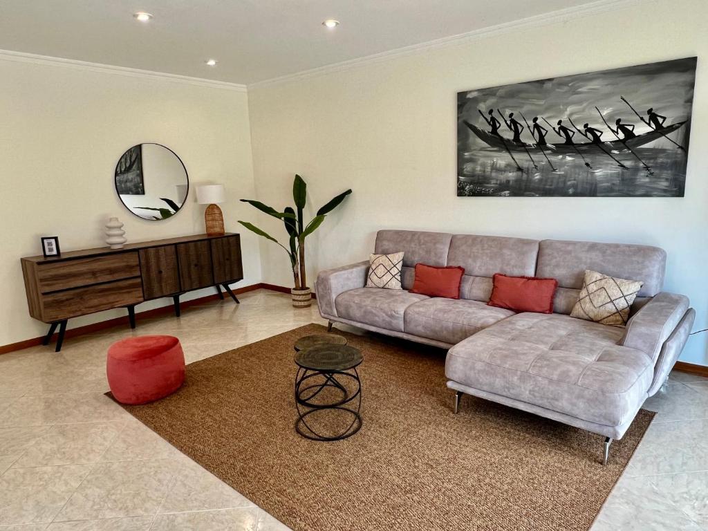 ein Wohnzimmer mit einem Sofa und einem Spiegel in der Unterkunft Villa Florence in Mogege