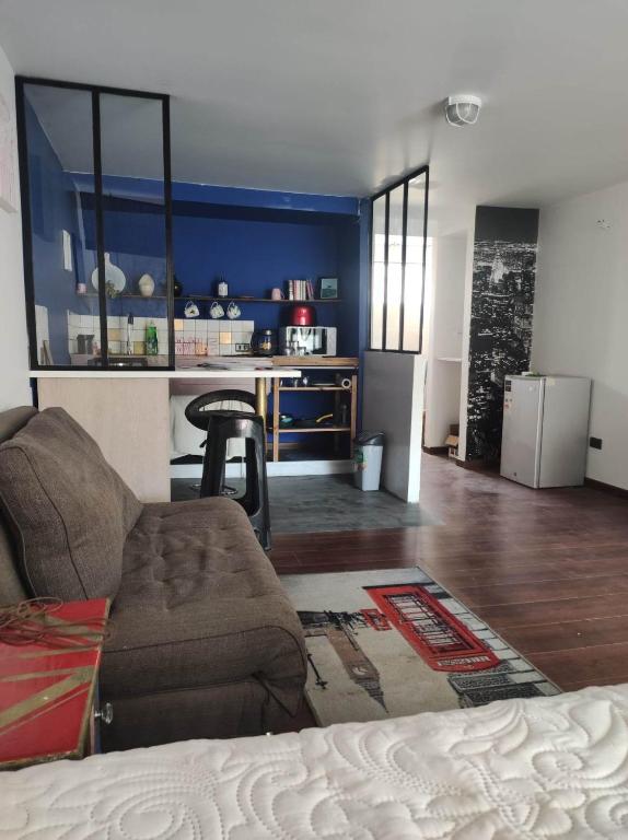 阿里卡的住宿－Estudio21centro，带沙发的客厅和厨房