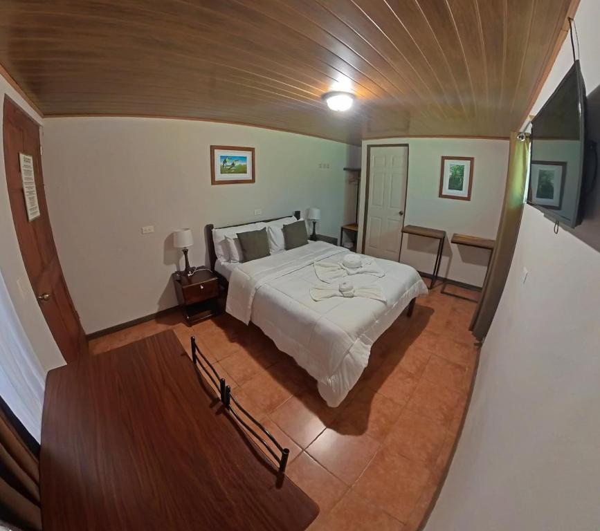 蒙泰韦尔德哥斯达黎加Casa Jungle Monteverde B&B的卧室配有一张床
