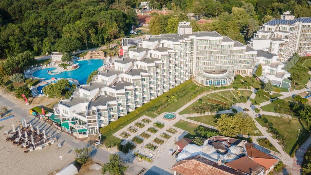 una vista aérea de un complejo con piscina en Laguna Beach Hotel, en Albena