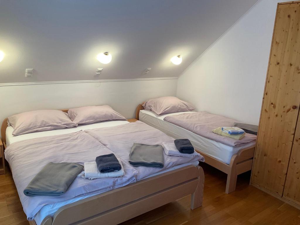 Postel nebo postele na pokoji v ubytování TURISTIČNA KMETIJA STREVC