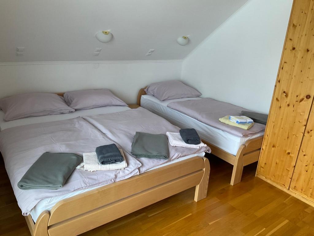 Postel nebo postele na pokoji v ubytování TURISTIČNA KMETIJA STREVC