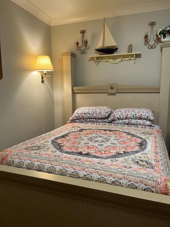 Llit o llits en una habitació de Private Entrance Cozy Room at Heart of Chattanooga