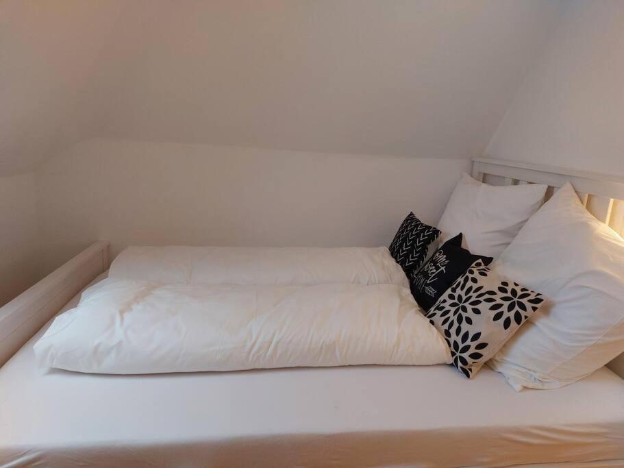 ウルムにあるRooftop Apartmens Ulm - komfortable neue Gemeinschaftsunterkunft im Herzen von Ulm - Raum 3のベッド(白いシーツ、枕付)